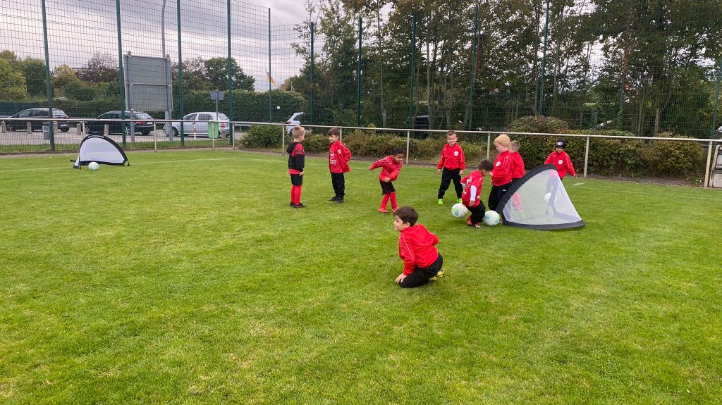 Kinder des SV 07 Raunheim beim Funino-Training