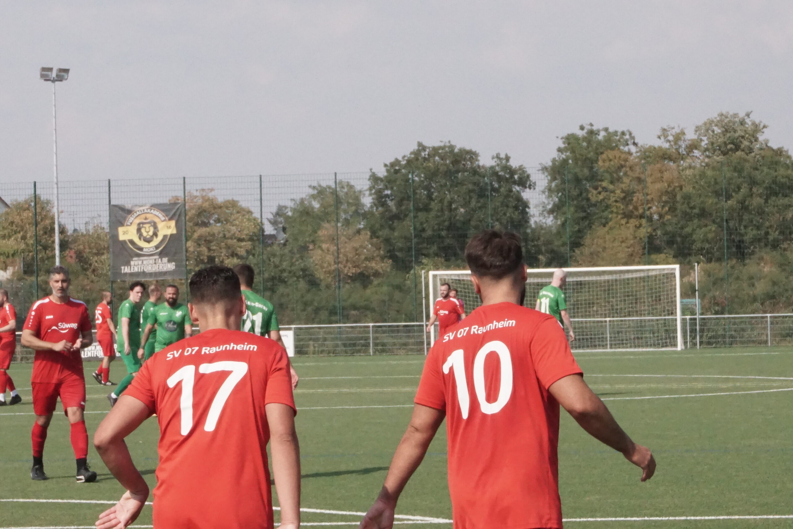 Spieler des SV 07 Raunheim mit den Nummern 17 und 10 beim Triple-Heimspiel im Sportpark Raunheim