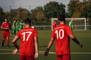 Zwei Spieler des SV 07 Raunheim mit den Rückennummern 17 und 10 auf dem Platz