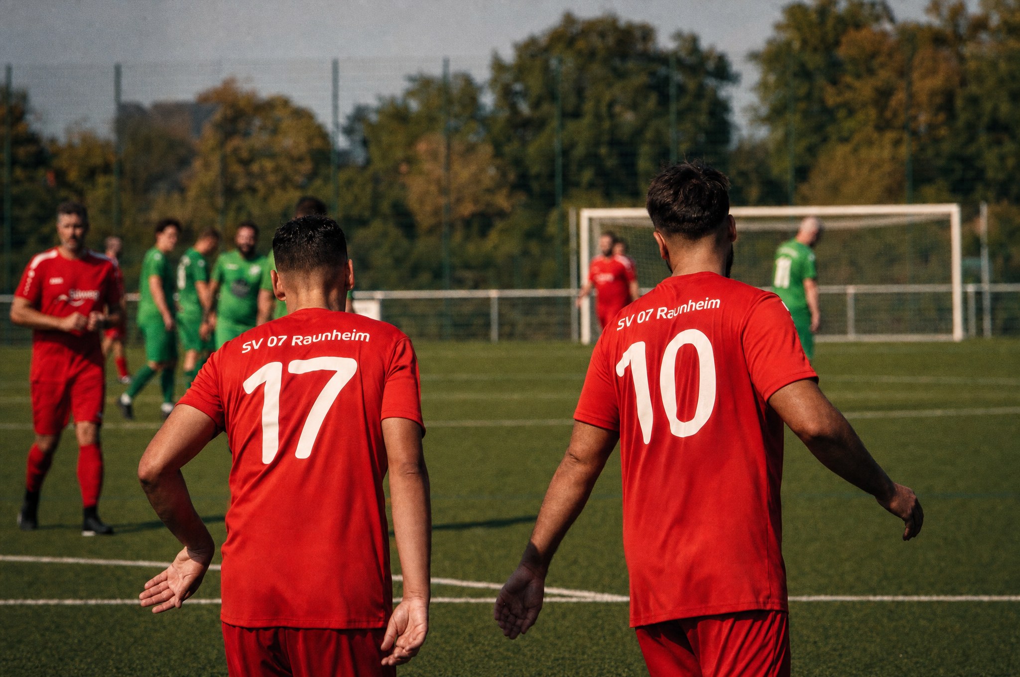 Zwei Spieler des SV 07 Raunheim mit den Rückennummern 17 und 10 auf dem Platz