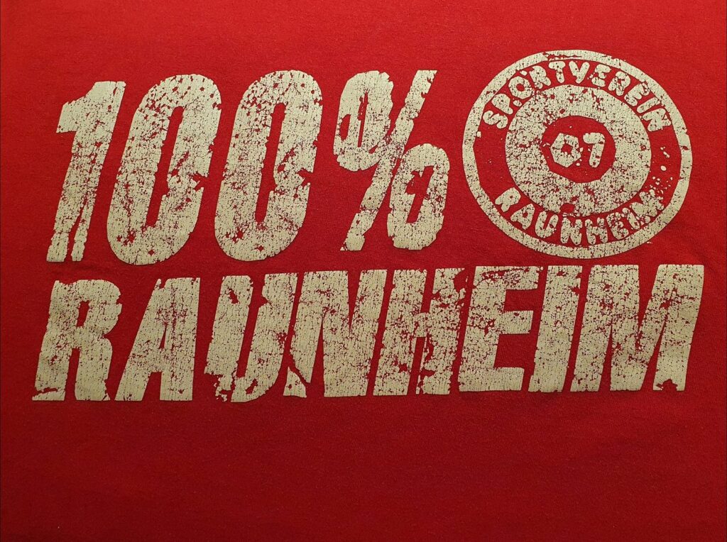 Aufdruck 100 Prozent Raunheim mit Wappen auf einem Trikot des SV 07