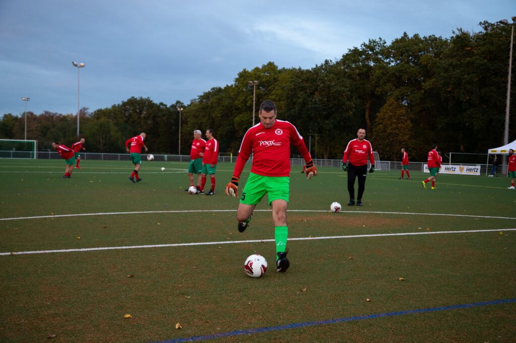 Spieler der Alten Herren des SV 07 Raunheim beim Aufwärmen unter Flutlicht