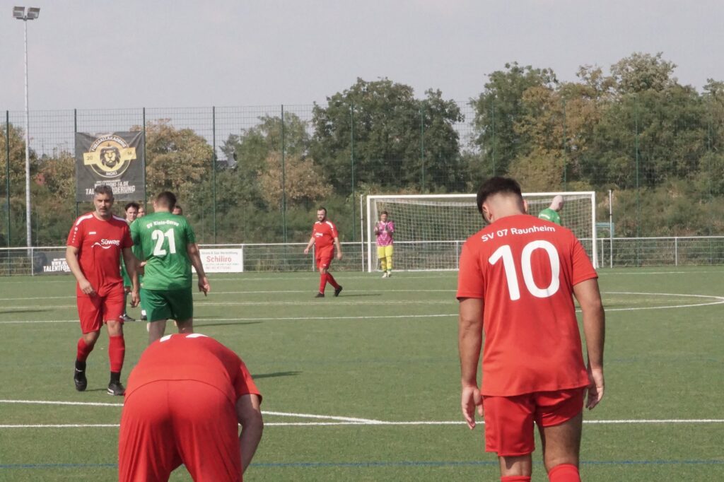 Spieler des SV 07 Raunheim mit der Rückennummer 10 beim Heimspiel im Sportpark, August 2026