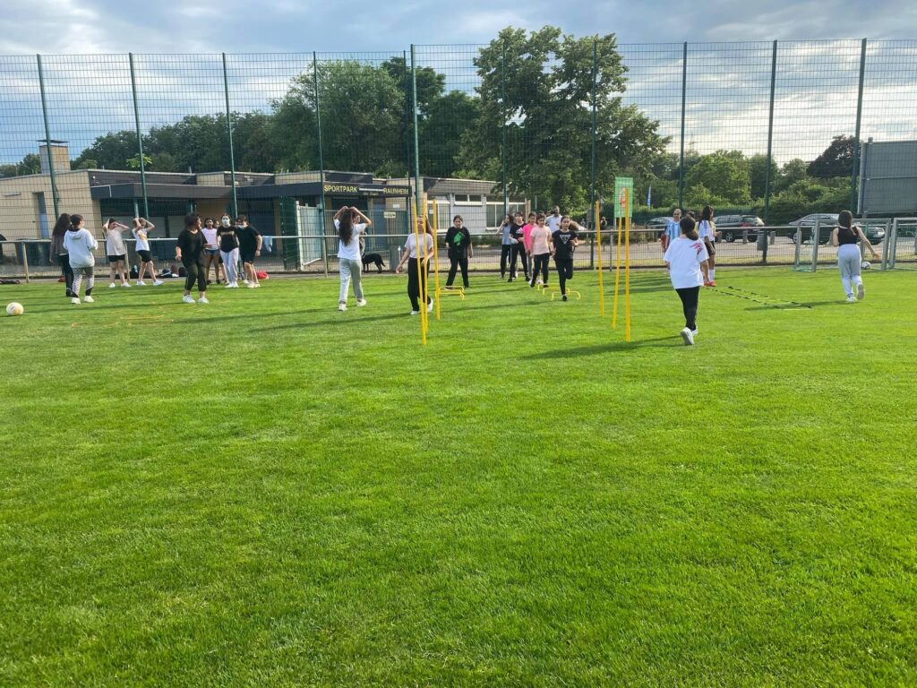 Jugendtraining des SV 07 Raunheim mit Hütchen und Stangen im Sportpark