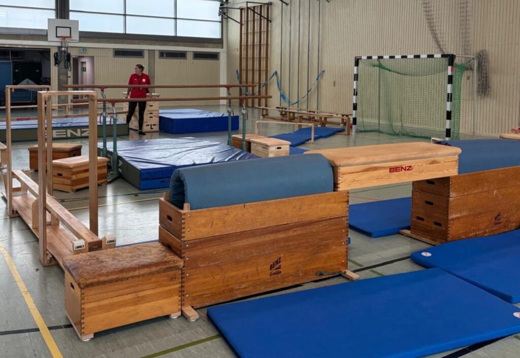 Turnhalle der Anne-Frank-Schule mit aufgebauten Geräten für das Kinderturnen des SV 07 Raunheim