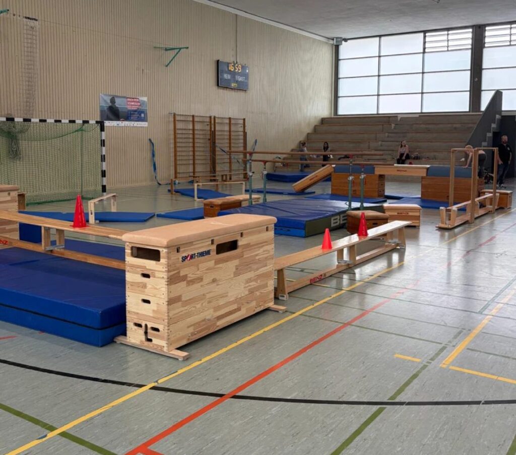 Kästen, Matten und Bank für das Kinderturnen in der Turnhalle der Anne-Frank-Schule