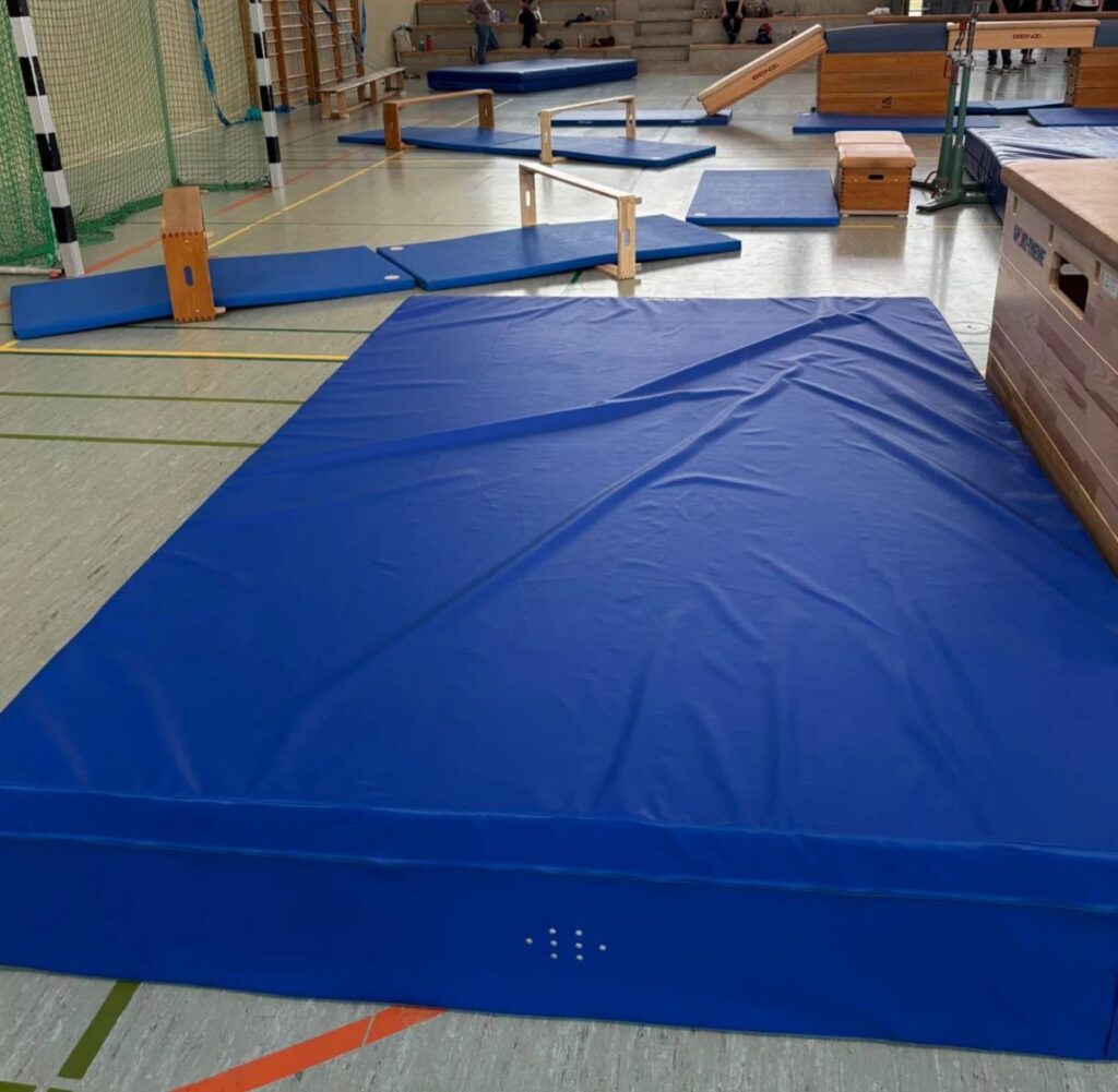Blaue Weichbodenmatte in der Turnhalle beim Kinderturnen des SV 07 Raunheim