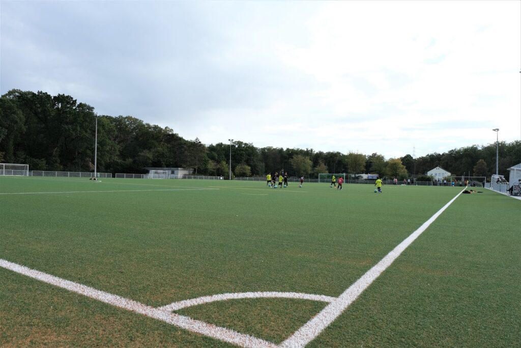 Eckfahne am Kunstrasenplatz des SV 07 Raunheim im Sportpark