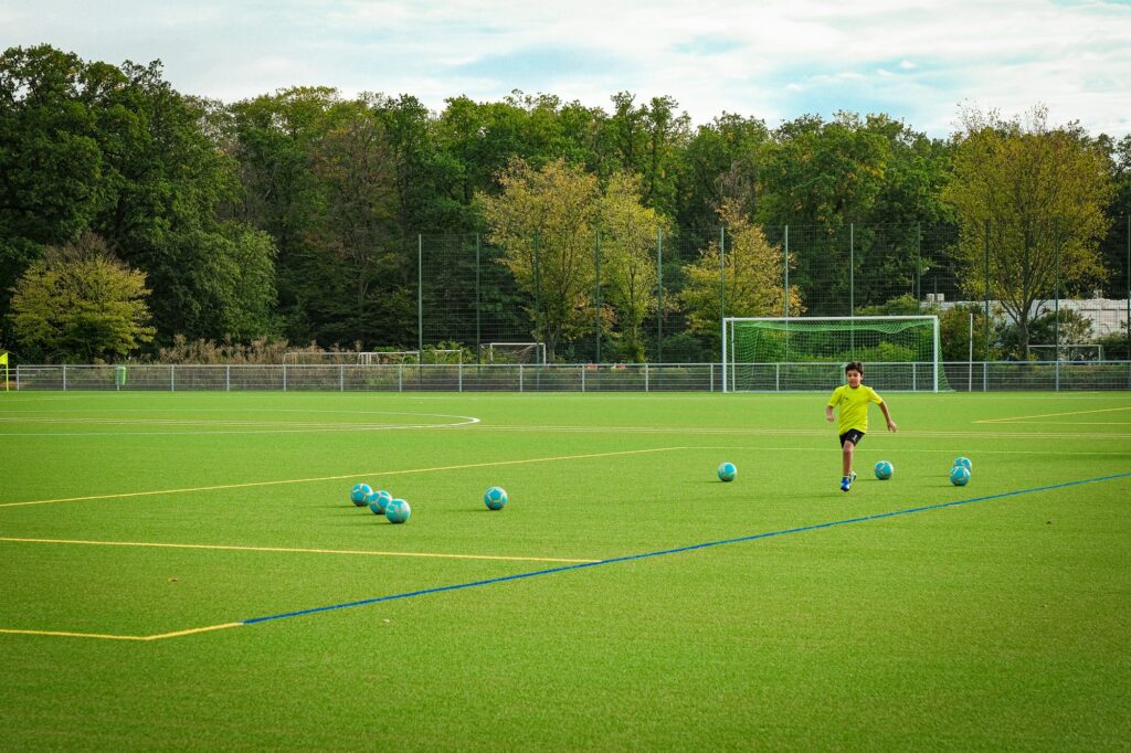 Trainingsbälle auf dem Kunstrasen im Sportpark Raunheim